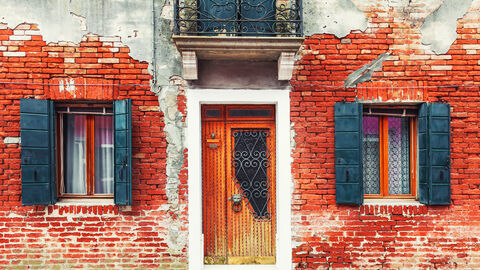 Eine alte Hausfassade