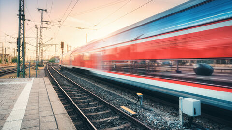 Ein Zug fährt vorbei