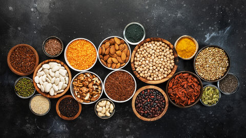 Verschiedene Superfoods in Schalen