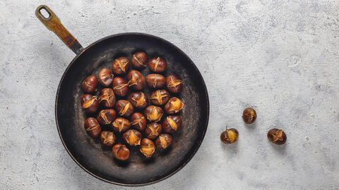 Geröstete Maronen in Bratpfanne
