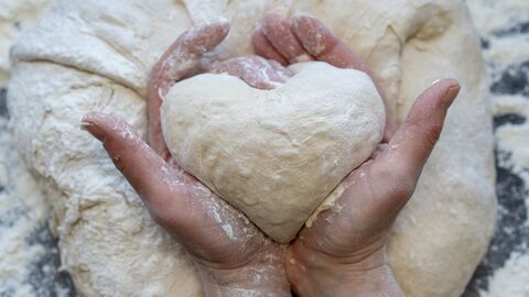 Brotteig in den Händen