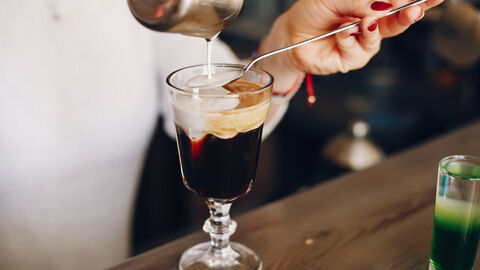 Zubereitung eines Irish Coffee