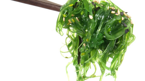 Japanischer Algensalat auf Stäbchen