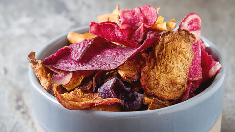 Gemüsechips in einer Schale