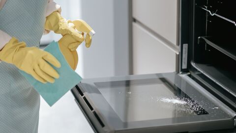 Die Tür des Backofens wird mit einem Schwammtuch gereinigt. Die Tür des Backofens wird mit einem Schwammtuch gereinigt.