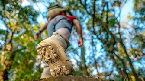 Wanderschuhe eines Wanderers von unten