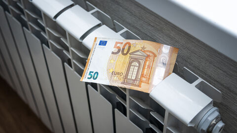 50-Euro-Schein liegt auf Heizung
