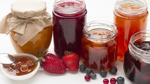 Verschiedene Marmeladen in Gläsern