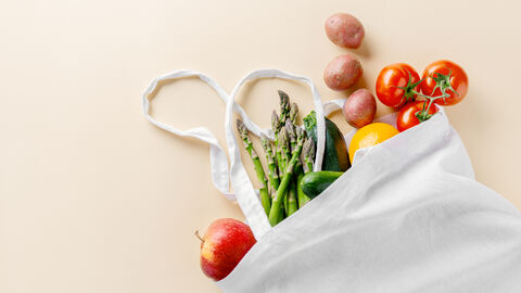 Obst und Gemüse im Einkaufsbeutel