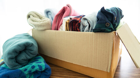 Karton mit Altkleidern Karton mit Altkleidern