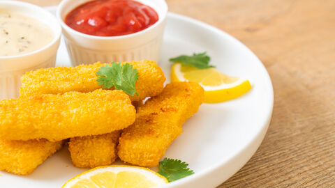Fischstäbchen auf Teller mit Soßen