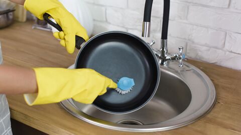 Geschirr von Hand spülen