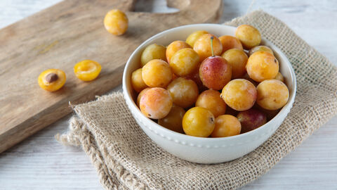 Schale mit Mirabellen