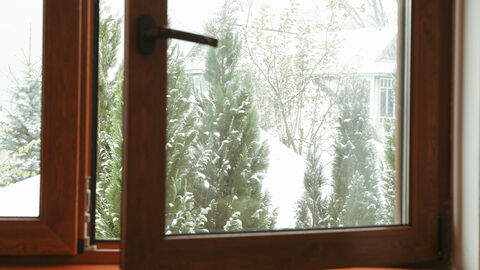 Geöffnetes Fenster im Winter