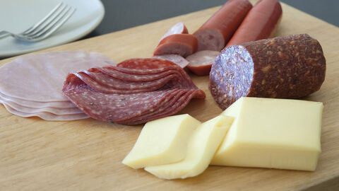 Wurst und Käse auf einem Holzbrettchen