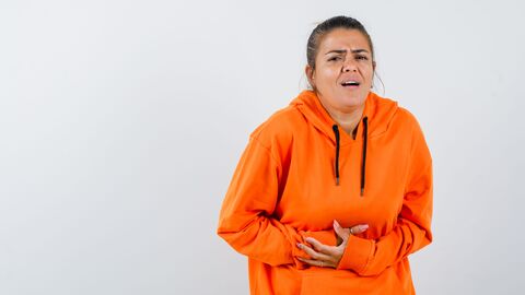 Frau hat Bauchschmerzen Frau hat Bauchschmerzen