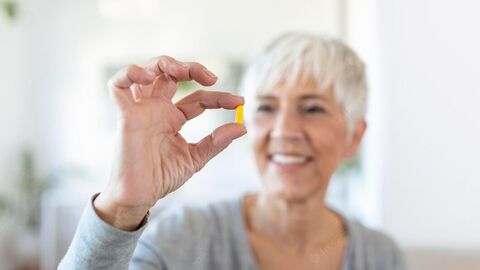 Frau hält Tablette in der Hand Frau hält Tablette in der Hand
