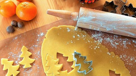 Weihnachtsplätzchen aus Teig ausstechen