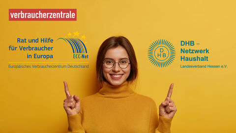 Eine junge Frau deutet auf dei Logo diverser Beratungsstellen für Verbraucher