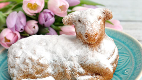 Gebackenes Osterlamm mit Puderzucker