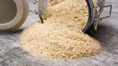 Flohsamenschalen aus umgefallenen Aufbewahrungsglas