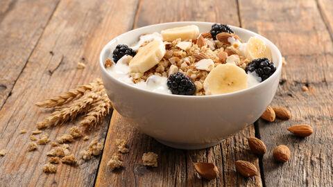 Müslischüssel mit Banane, Joghurt und Brombeeren Müslischüssel mit Banane, Joghurt und Brombeeren
