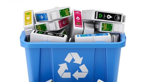 Verschiedene Tintenpatronen in einer Kunststoffkiste