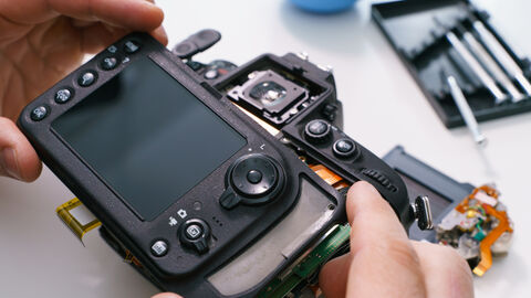 Eine geöffnete Spiegelreflexkamera, die repariert wird