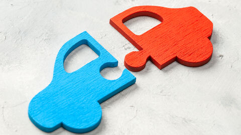 Ein Puzzle aus zwei Teilen, die zusammen ein auto darstellen