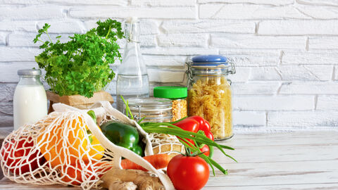 Unverpackte Lebensmittel in Gläsern und Beuteln