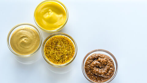 Vier Schälchen mit unterschiedlichen Senfsorten