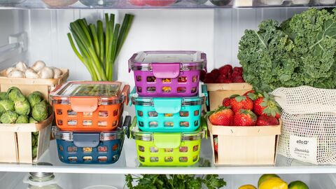 Obst und Gemüse im Kühlschrankfach Obst und Gemüse im Kühlschrankfach, teils verpackt in Kunststoffdosen oder Pappschachteln