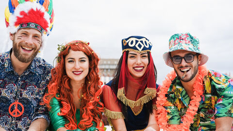 Vier Freunde feiern Fasching in Kostümen