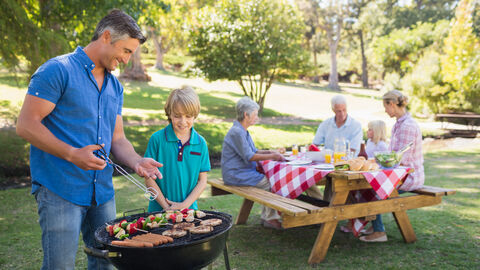 Familie grillt im Park