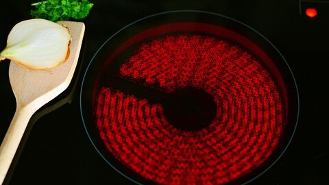 Heiße Herdplatte und Zwiebel