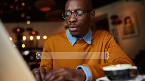 Googeln ohne Google: Welche alternativen Suchmaschinen gibt es? Mann benutzt Suchmaschine