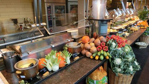 Kantine mit viel frischem Gemüse