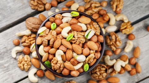 Nüsse in einer Schale, einige Nüsse liegen um die Schale herum