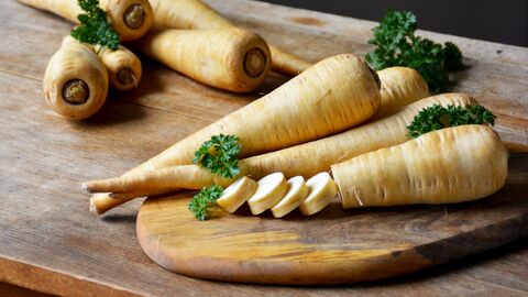 Pastinaken auf Holzbrett