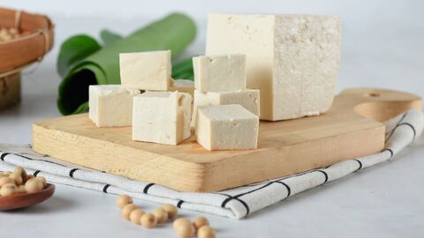 Tofu in Würfel geschnitten auf einem Holzbrett