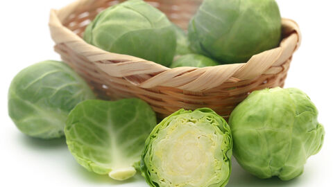 Rosenkohl aufgeschnitten und ganz, zum Teil in einem Körbchen