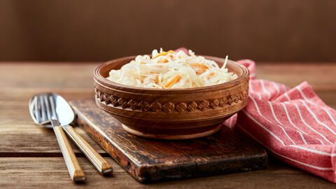 Eine Schüssel Sauerkraut und Besteck