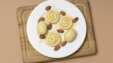 Marzipan und Mandeln auf einem weissen Teller 