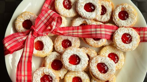 Weihnachtsplätzchen auf Teller mit roter Schleife