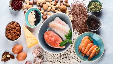 Phorsphorreiche Lebensmittel wie Käse, Fisch, Meeresfrüchte, Eier, Nüsse, Samen, Getreide arrangiert