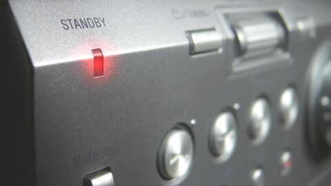 Standby-Anzeige an einem Elektrogerät leuchtet