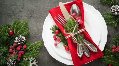 Weihnachtlich gedeckter Essteller Weihnachtlich gedeckter Essteller mit roter Serviette und Tannengrün