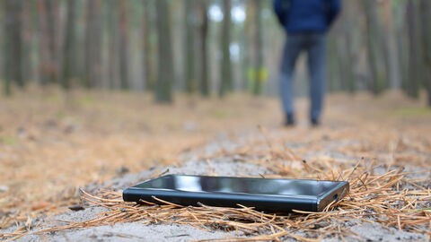 Smartphone weg – was nun? Ein Mann verliert sein Handy auf einem Waldweg