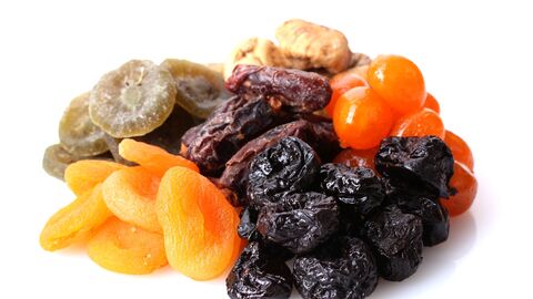 Trockenobst mit Feigen, Pflaumen, Aprikosen und Rosinen