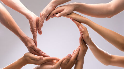 Viele Hände bilden eine Kreisform und zeigen einen Kreislauf an